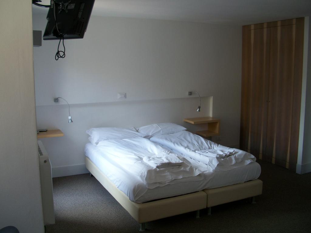 Hotel Turan Лес дьо Алпс Стая снимка