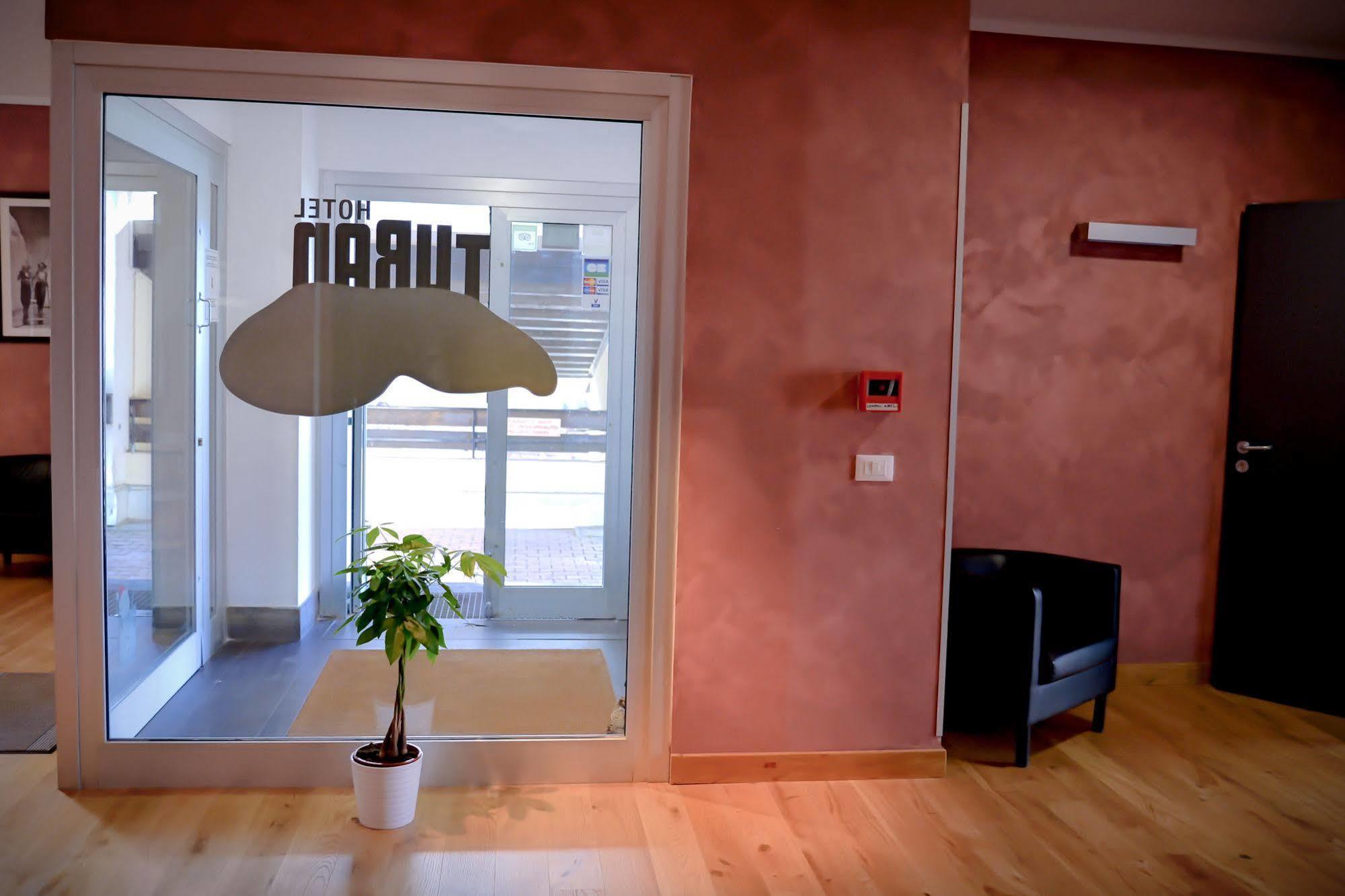 Hotel Turan Лес дьо Алпс Екстериор снимка