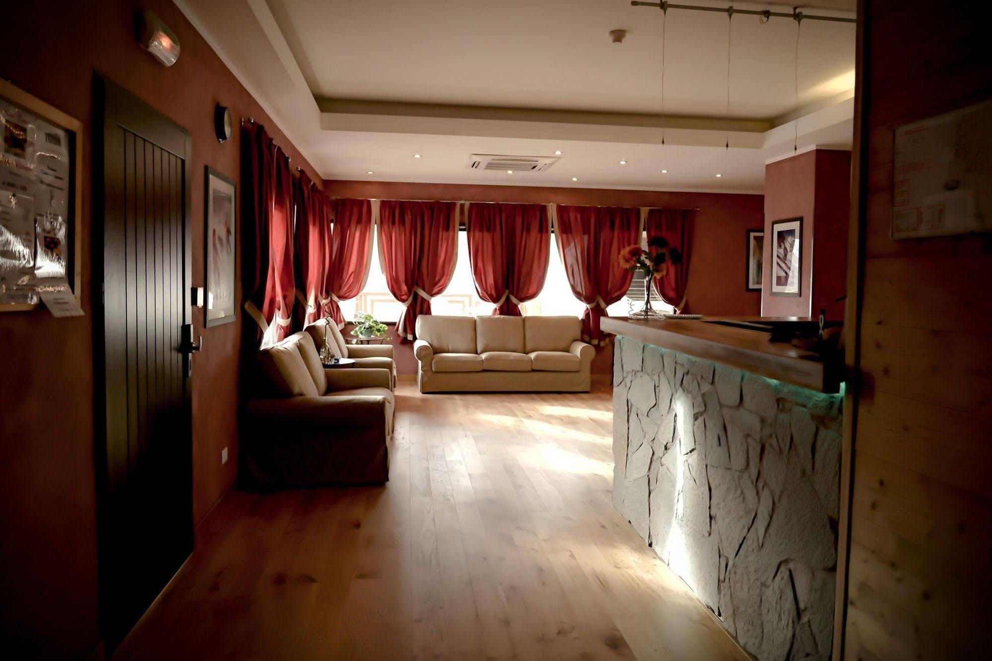 Hotel Turan Лес дьо Алпс Екстериор снимка